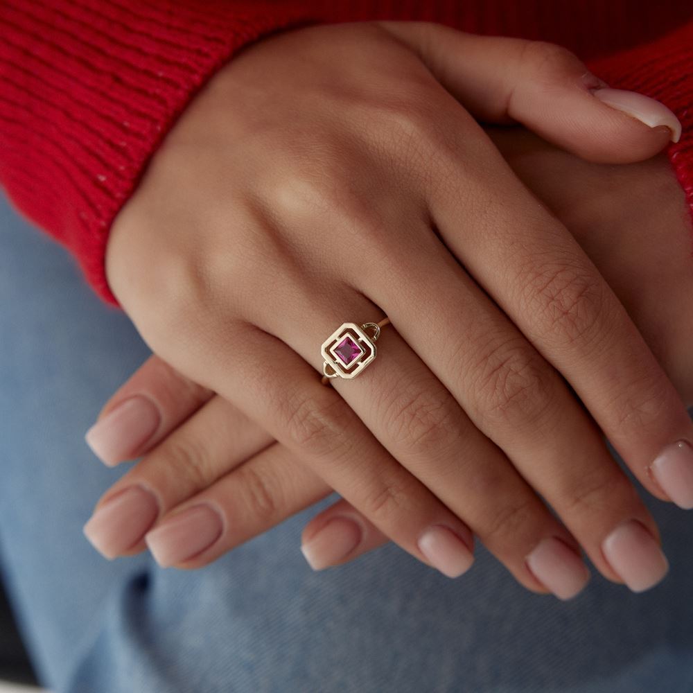 Pembe Taşlı Kare Tasarım Yüzük