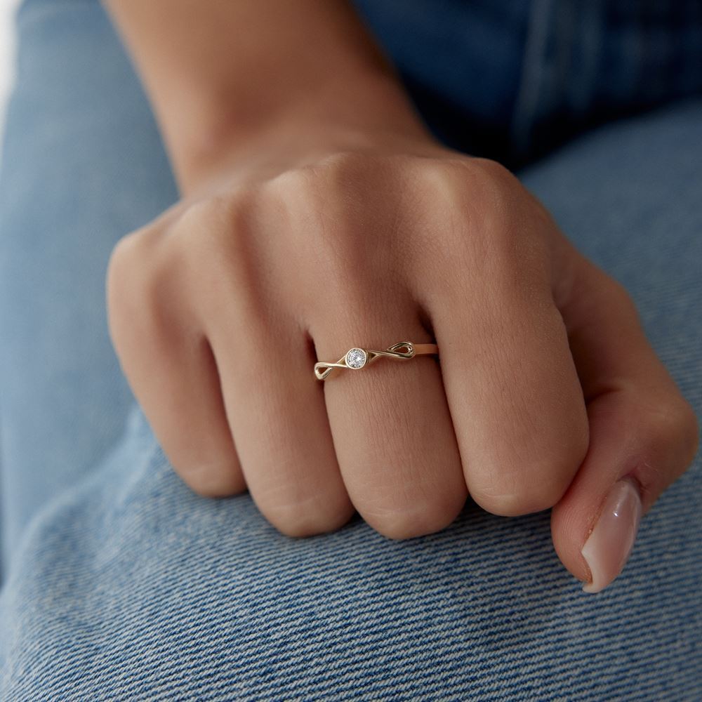 Sonsuz Oval Taşlı Tasarım Yüzük