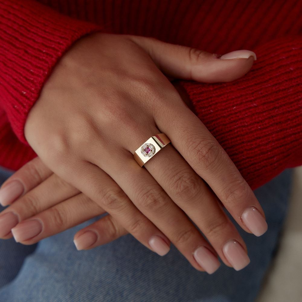 Baget Ve Pembe Taşlı Kare Tasarım Yüzük