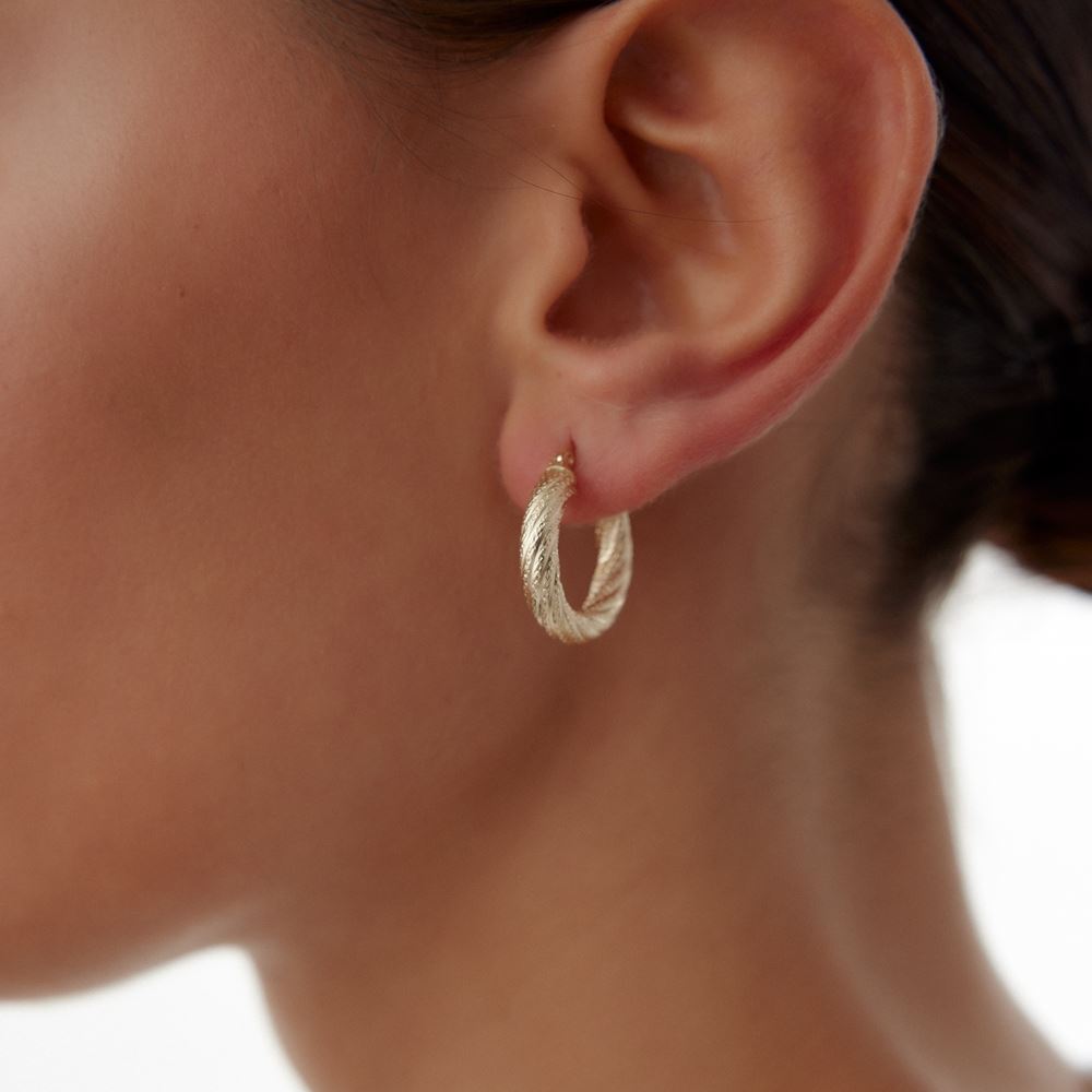 Sade Kıvrımlı Nokta Halka Küpe