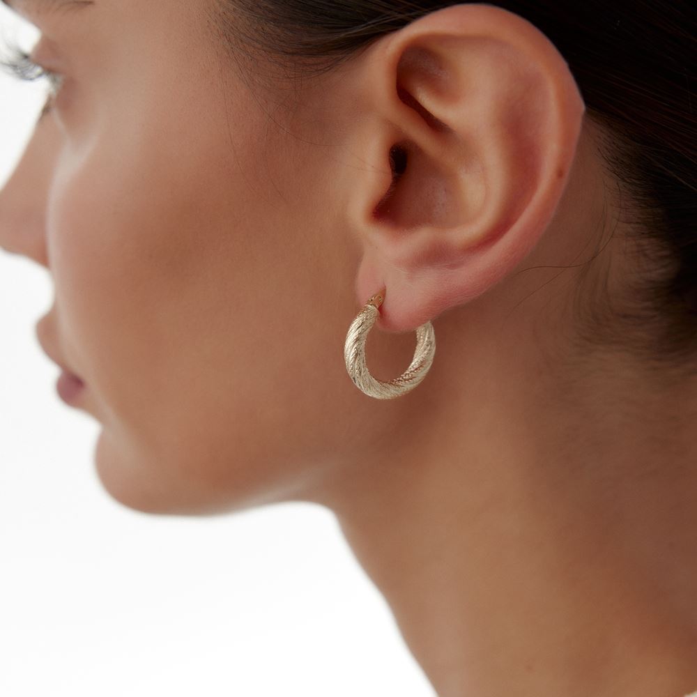 Sade Kıvrımlı Nokta Halka Küpe